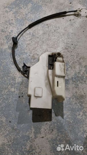 Замок передней правой двери touareg до 2010г