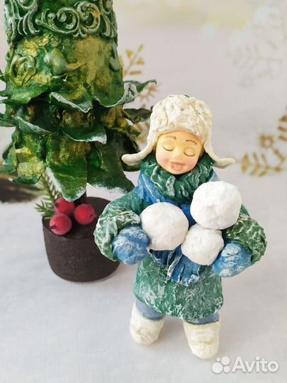 Мальчик со снежками