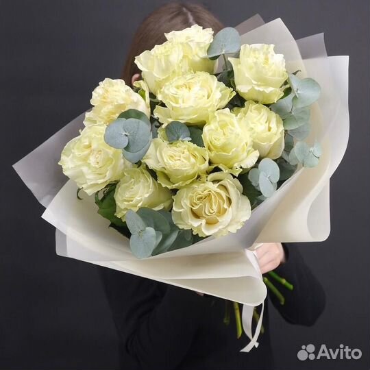 11 белых роз Мондиаль с веточками эвкалипта