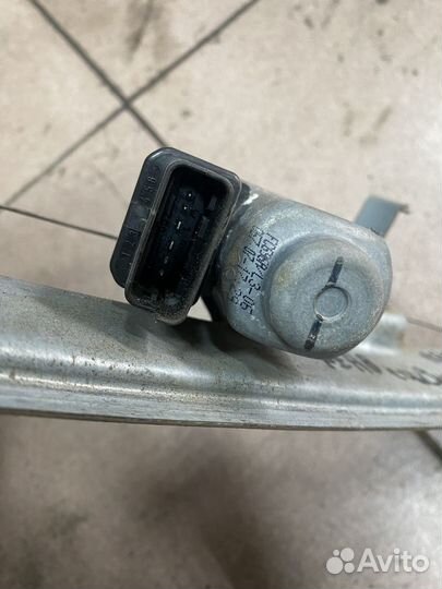 Renault scenic 2. Стеклоподъемник передний правый