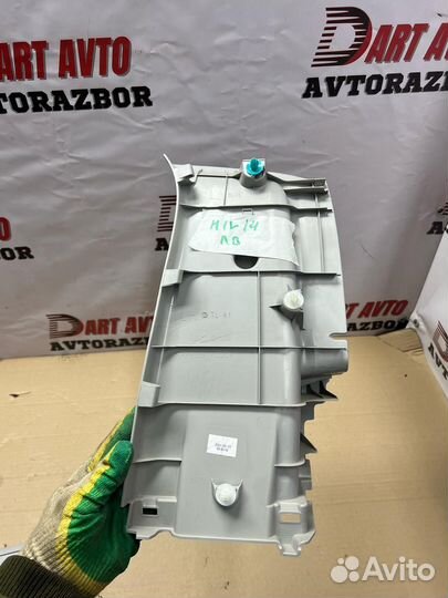 Верхняя накладка задней левой стойки Toyota Hilux8