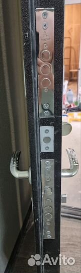 Дверь входная металлическая от застройщика