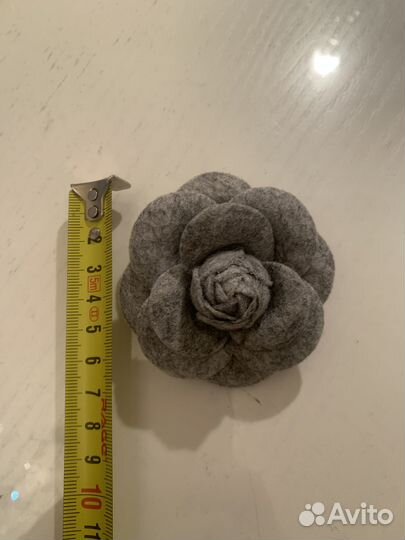Брошь серая камелия ткань