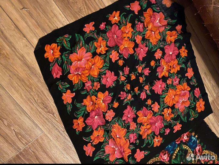 Женский платок черный с цветами 80*80