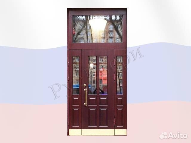 Широкая металлическая дверь с фрамугой