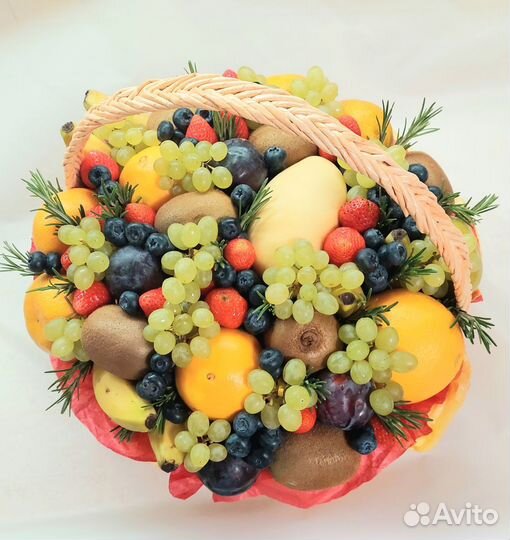 Фруктовая корзина, корзина фруктов и ягод