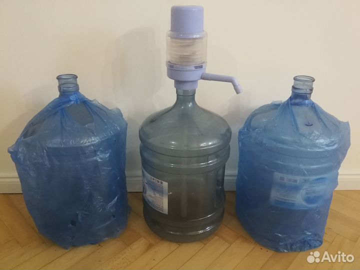 Три бутыли 19 л с ручкой + механическая помпа