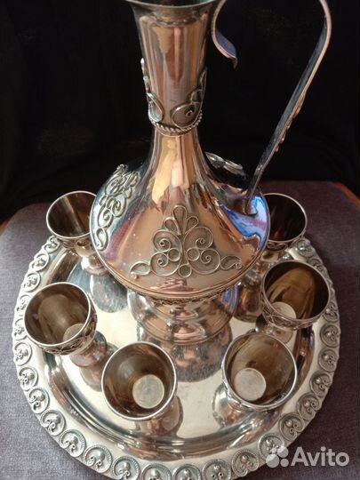 Графин с рюмками на подносе