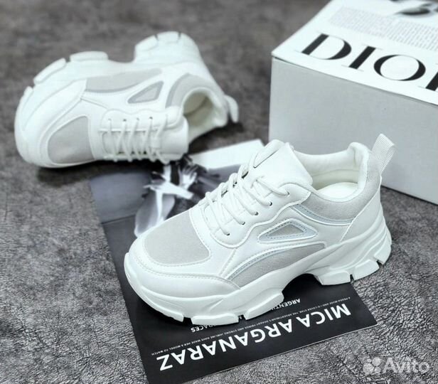 Кроссовки женские