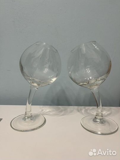 Бокалы для вина на изогнутой ножке