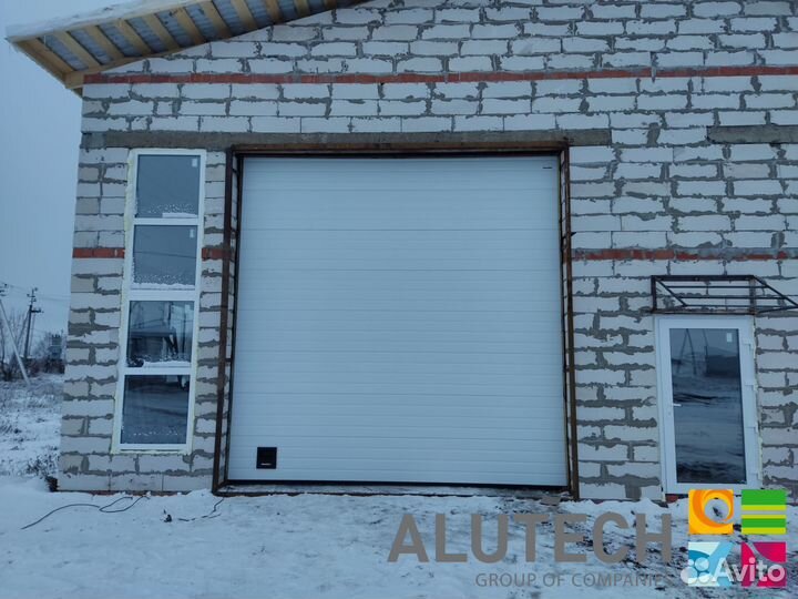 Секционные ворота для гаража alutech