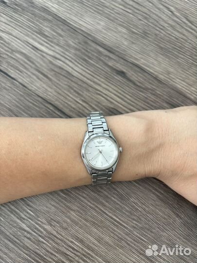 Продаю часы Emporio Armani женские