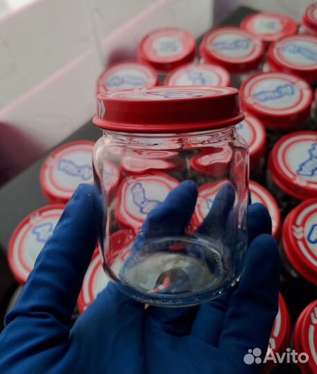 Чистые стеклянные баночки с металлической крышкой