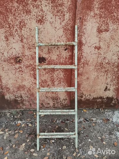 Лестница приставная и желоб водосточный