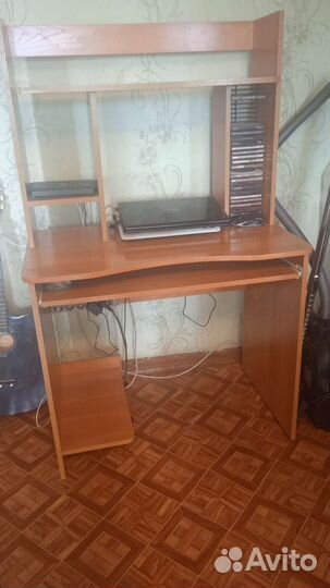 Компьютерный стол бу и очки солнцезащитные