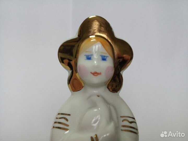 Статуэтка фарфор Девушка с голубем СССР Вербилки