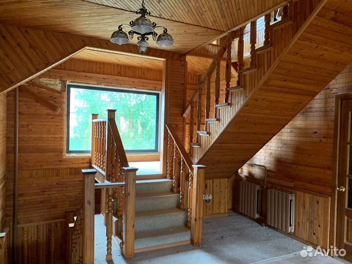 Лестница в дом из дерева