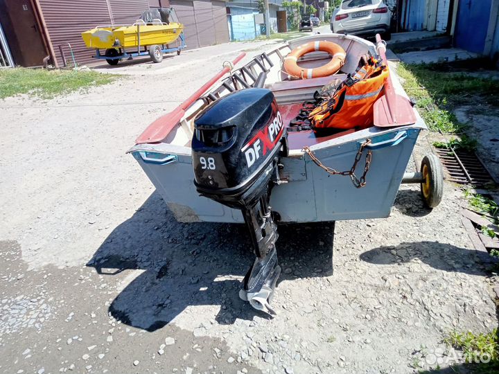 Лодка с мотором (права и регистрация не нужны)
