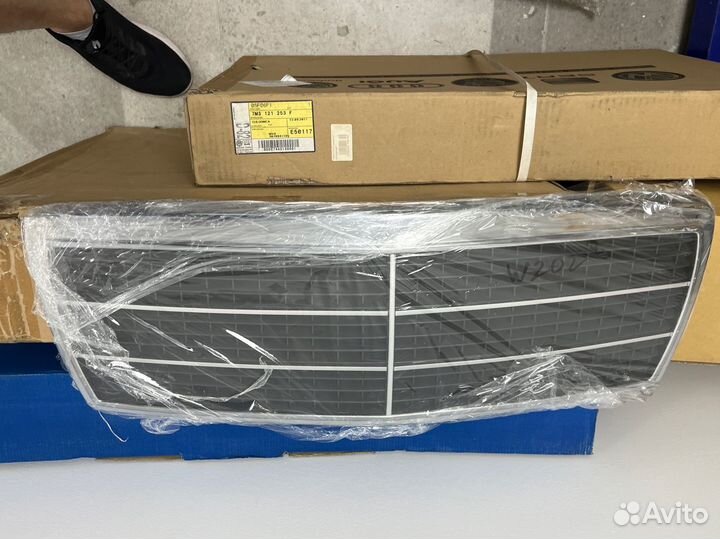 Решетка радиатора новая Mercedes C w202