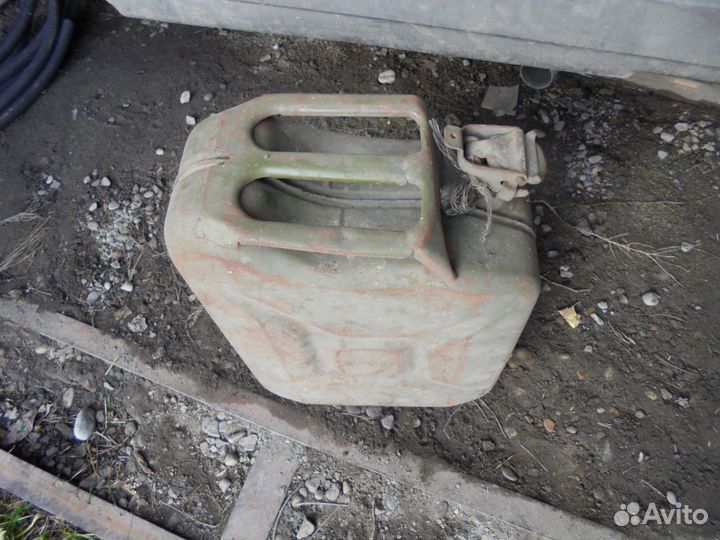 Канистра для багажника