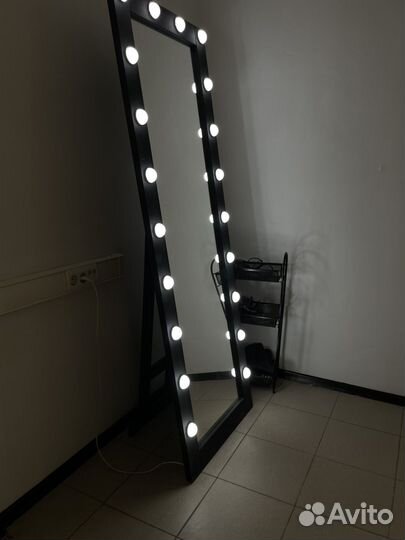 Гримерное зеркало с лампочками
