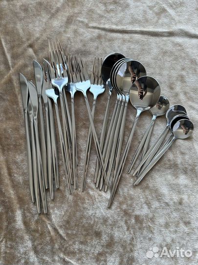 Столовые приборы из 24 предметов разных цветов