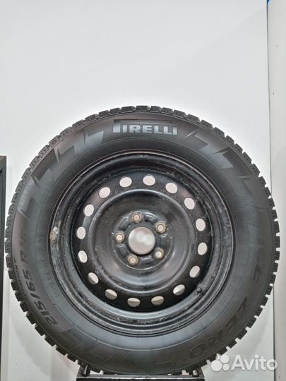 Pirelli Ice Zero 215/65 R16