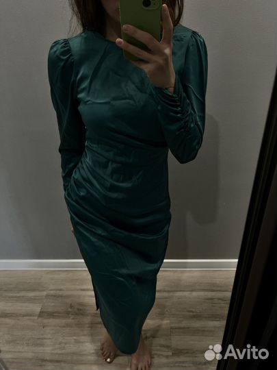 Шикарное платье изумрудного цвета
