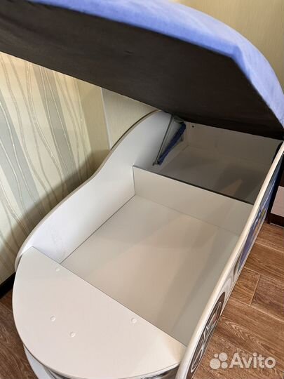 Детская кровать машина