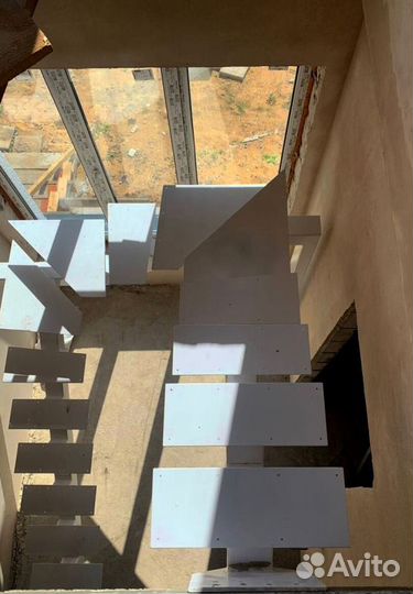 Лестница с забежными ступенями в коттедж