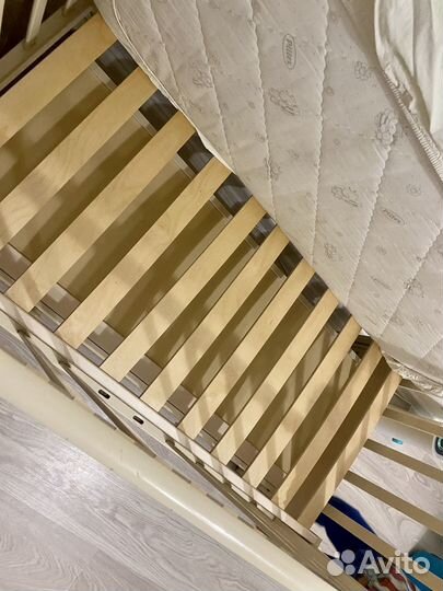 Детская кроватка с маятником и пелинальный столик