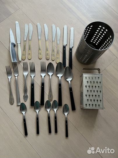 Кокотницы, сито и кастрюлю, кухонные предметы