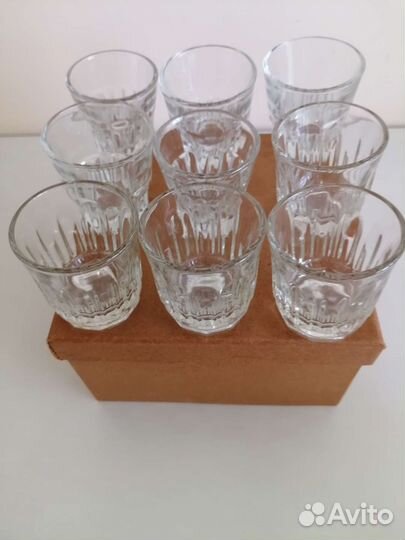 Стопки с клаксоном на подносе новый