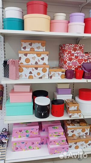 Подарочные коробки и пакеты