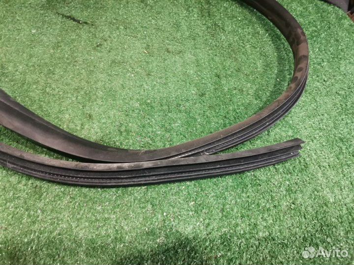 Уплотнительная резинка боковой двери задняя правая