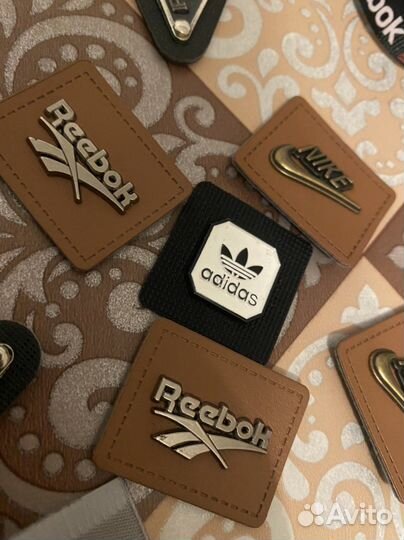 Значки фирменные брэнд нашивки на одежду