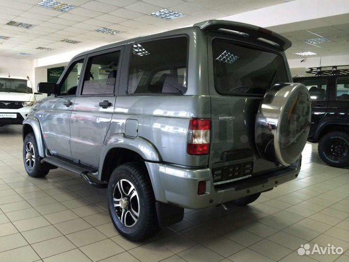 Спойлер крыши УАЗ Патриот с фонарем. Все цвета