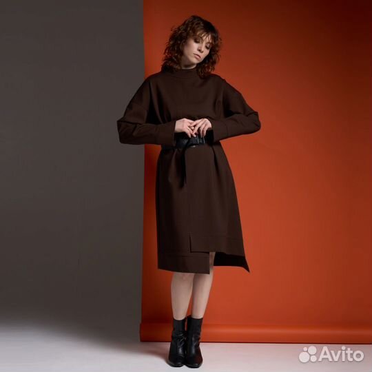 30%) Платье со спущенным плечом и ломаной нижней л