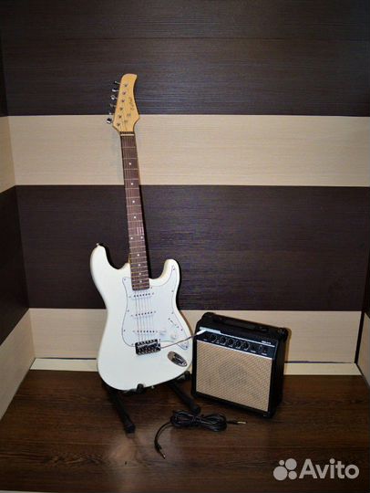 Электрогитара, новая, с комбоулилителем и комплект