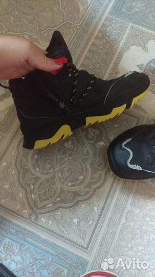 Зимний костюм и ботинки