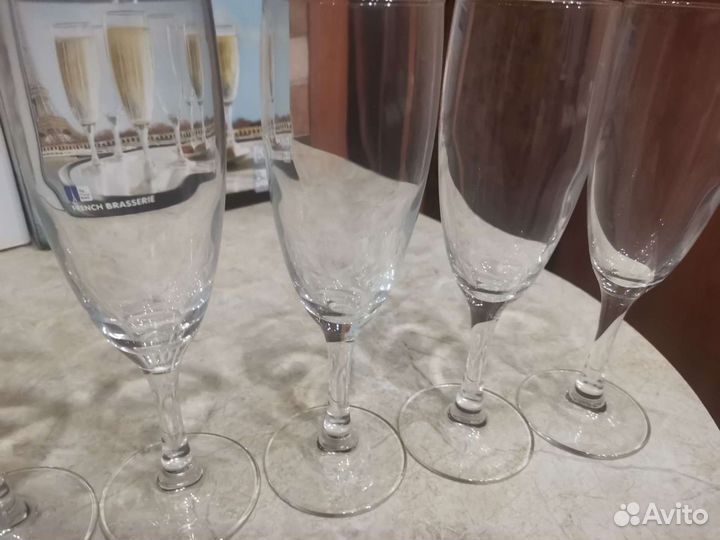 Бокалы и ваза для цветов