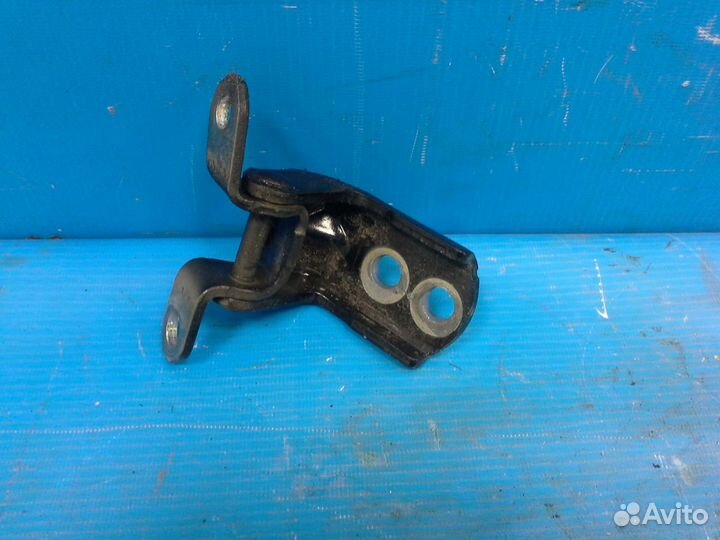 Петля двери задней левой нижняя Nissan Almera (G15