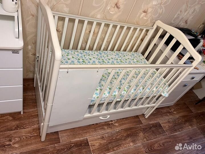 Кроватка с маятником