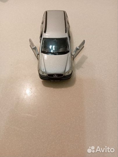 Коллекционная машинка mercedes