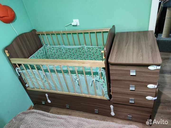 Детская кроватка с маятником и пеленальным комодом
