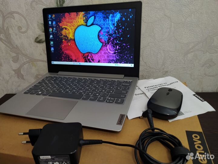 Компактный ноутбук с коробкой, документами