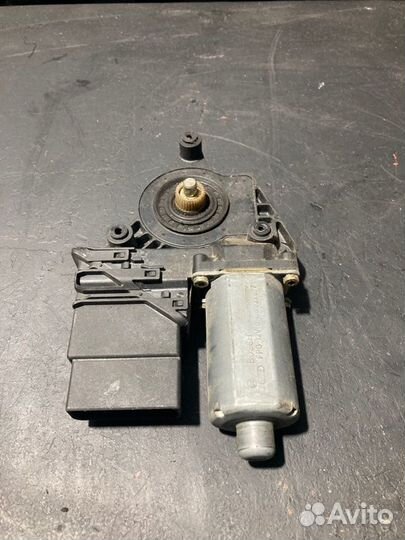 Моторчик стеклоподъемника Volkswagen Passat