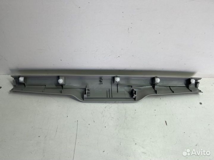 Накладка багажника задняя Toyota Land Cruiser 200