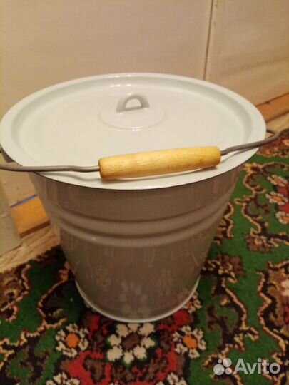 Эмалированное ведро с крышкой