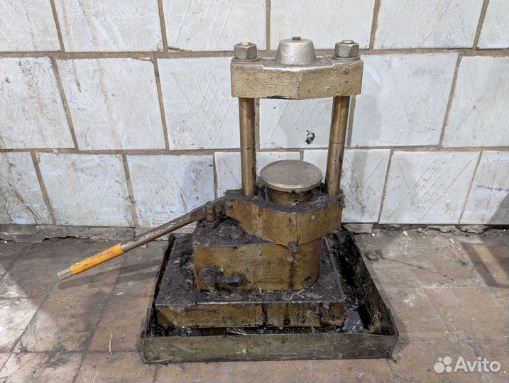 Пресс гидравлический настольный лабораторный СССР